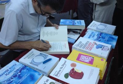 İzmit Kitap Fuarı'nda imza programı